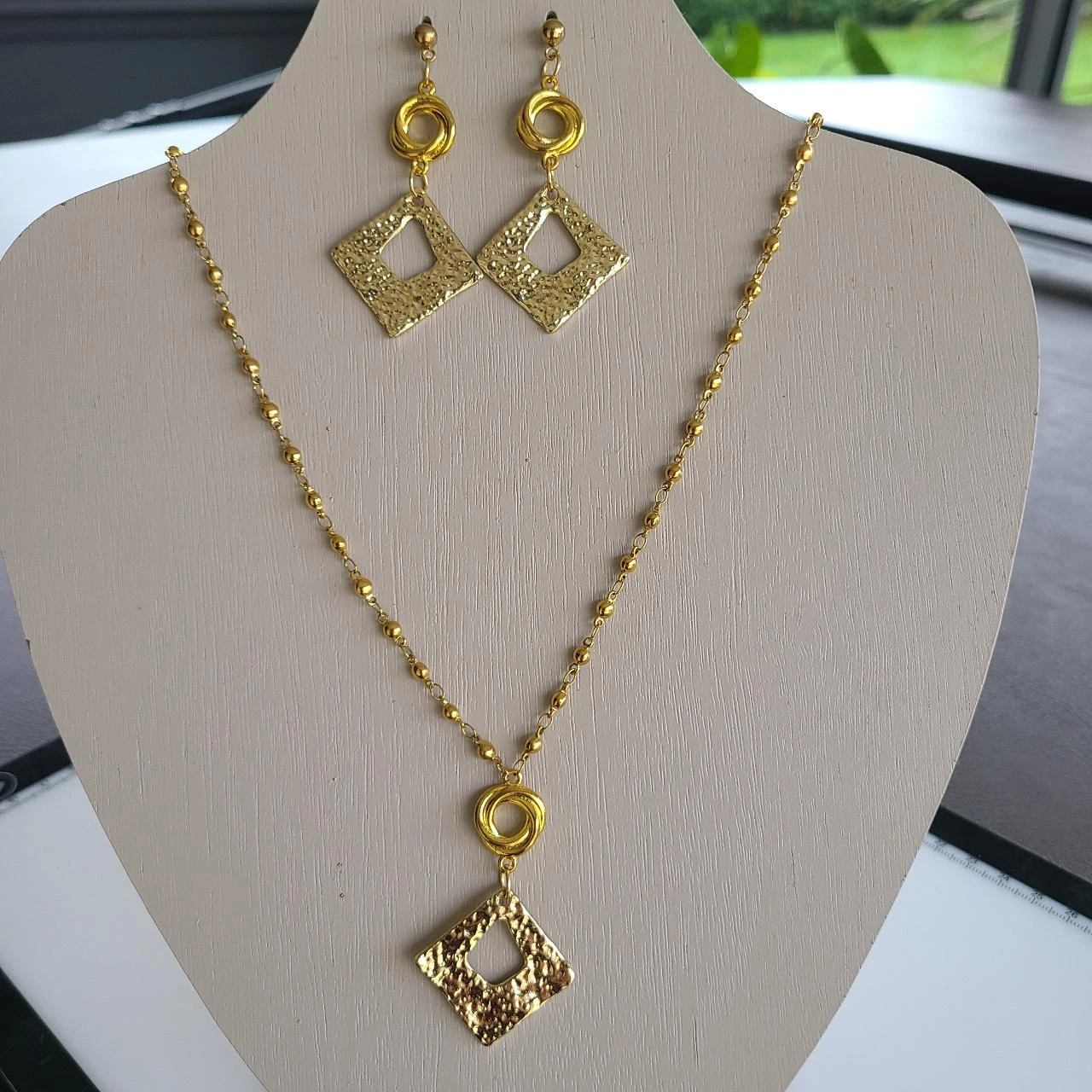 Parure collier et boucles sur chaine dorée et pendentifs martelés PA662
